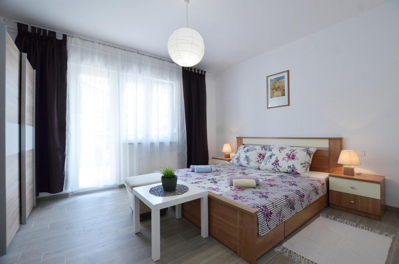 Katy Apartment Ровин Екстериор снимка