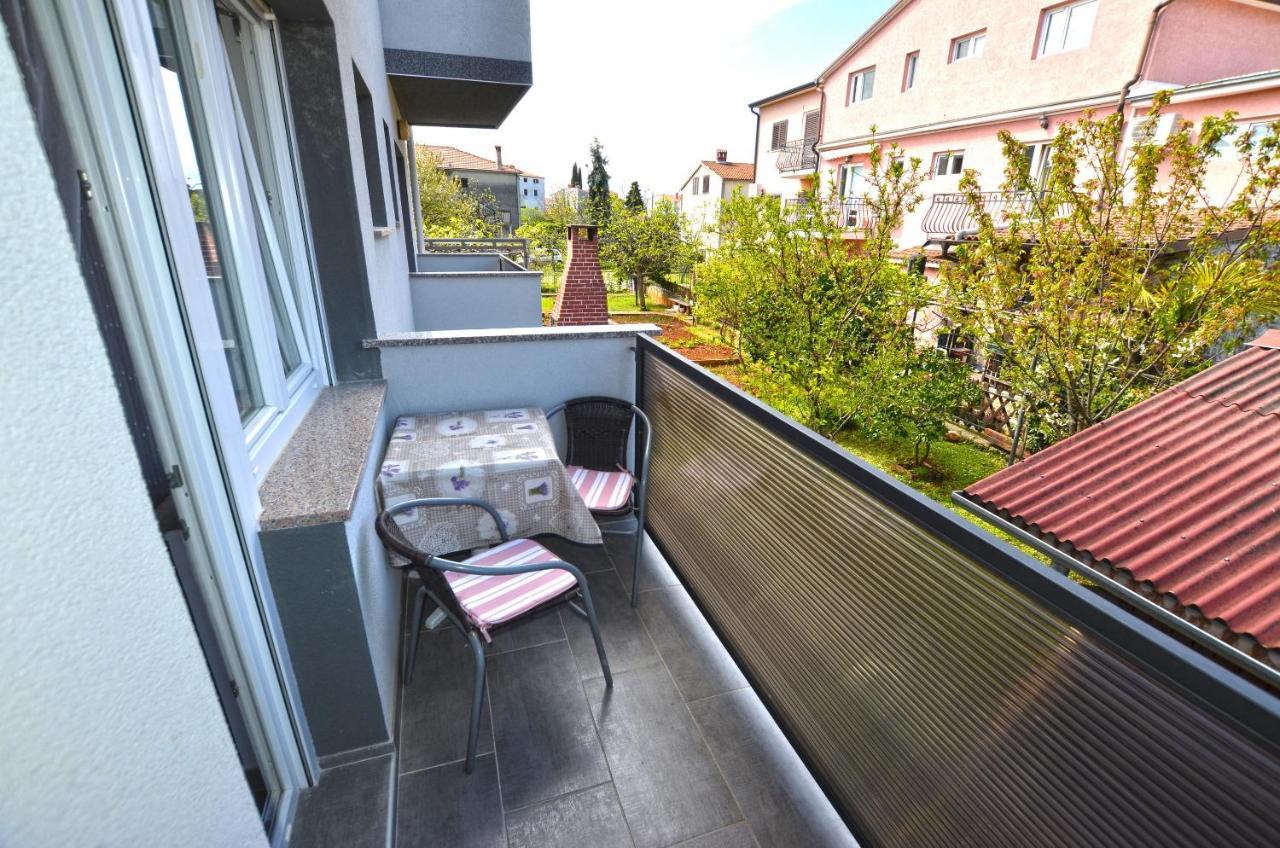 Katy Apartment Ровин Екстериор снимка