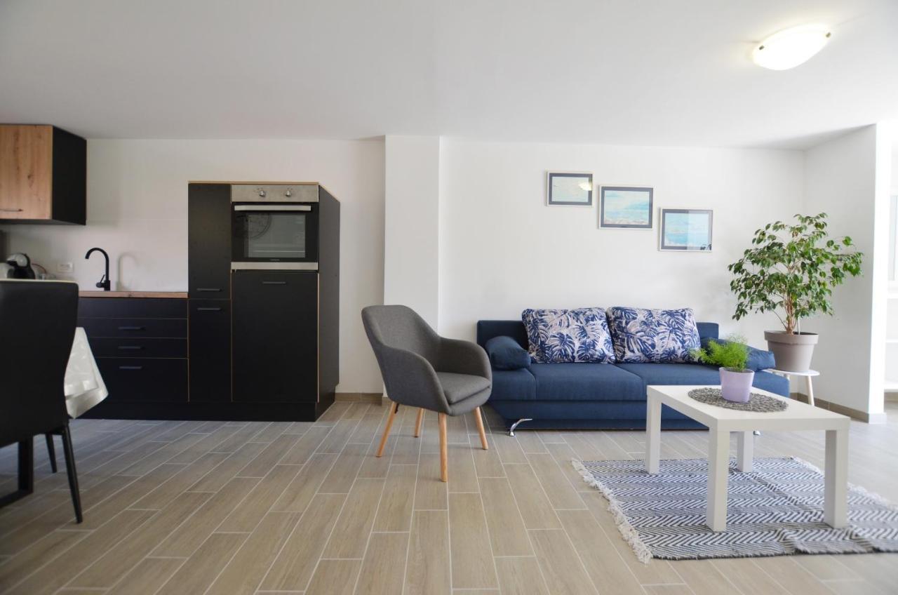 Katy Apartment Ровин Екстериор снимка
