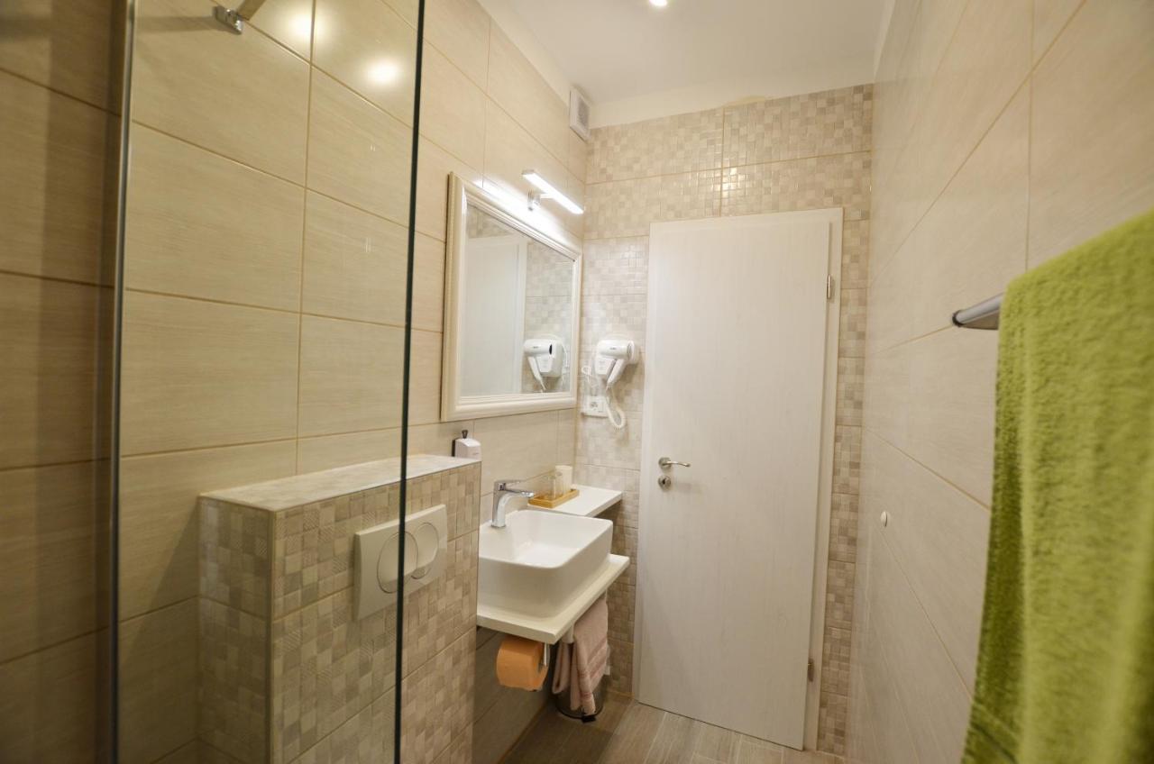Katy Apartment Ровин Екстериор снимка