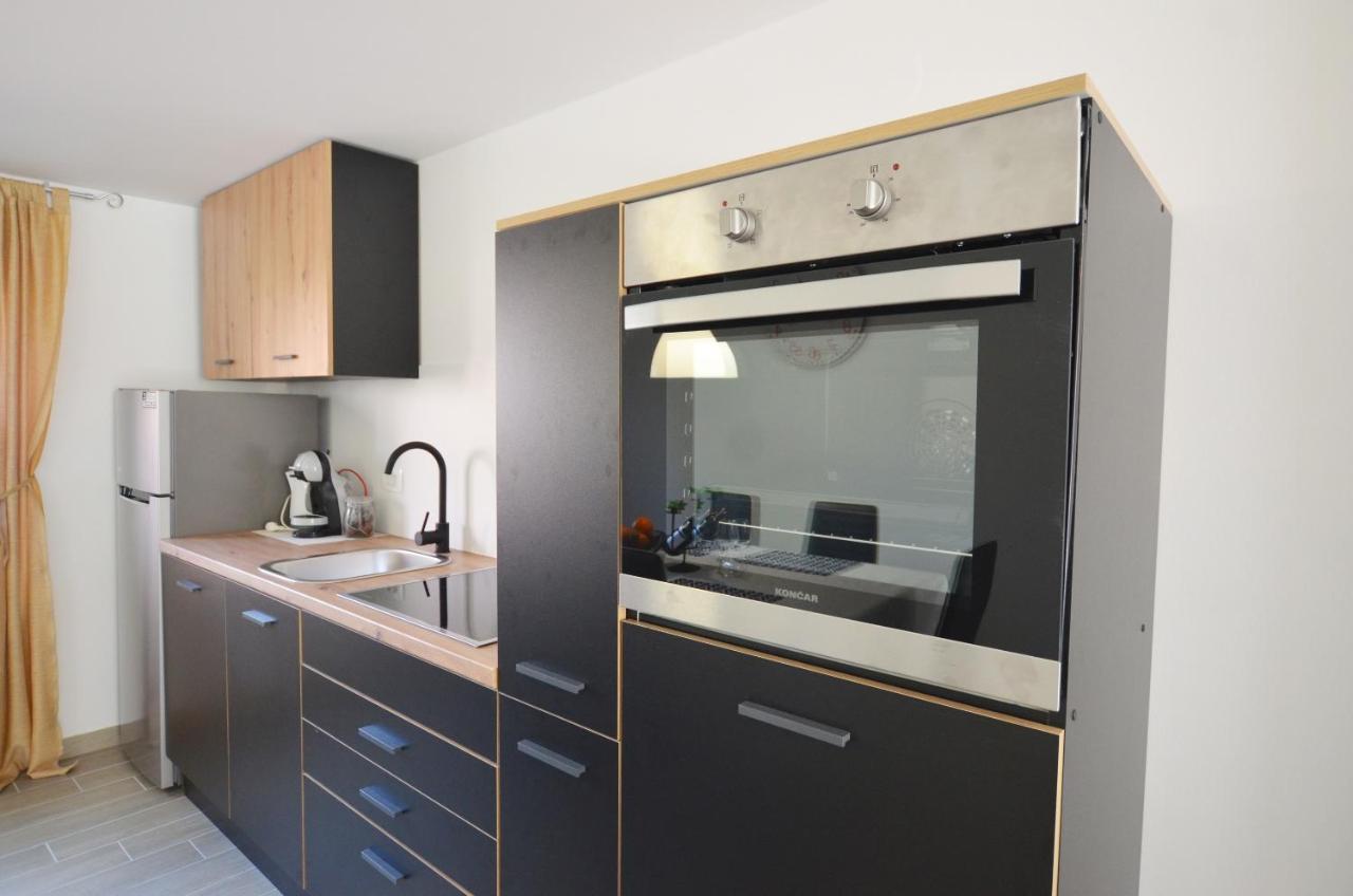 Katy Apartment Ровин Екстериор снимка