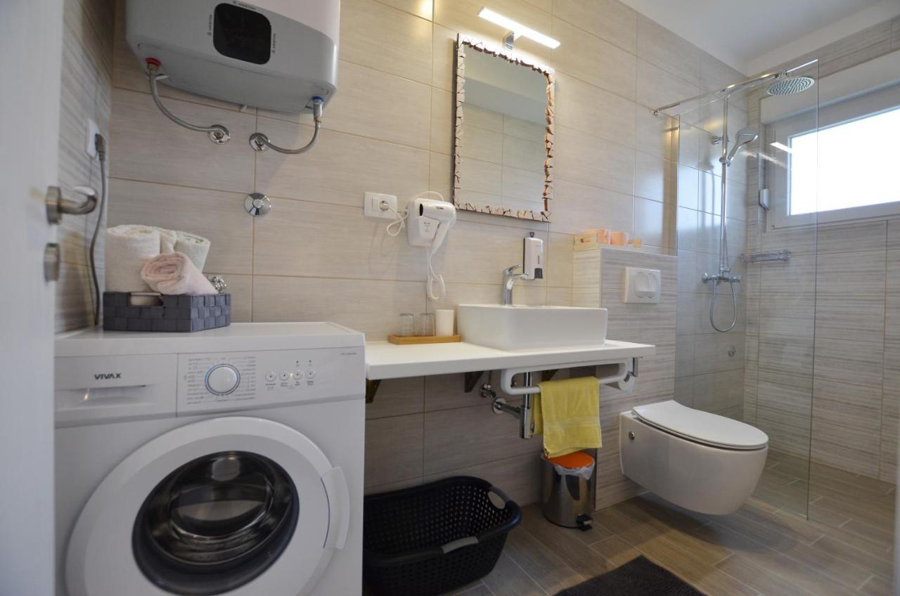 Katy Apartment Ровин Екстериор снимка