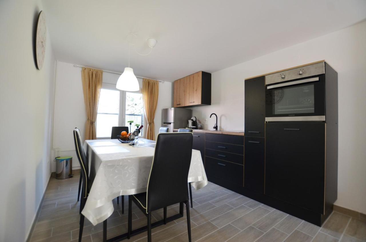 Katy Apartment Ровин Екстериор снимка